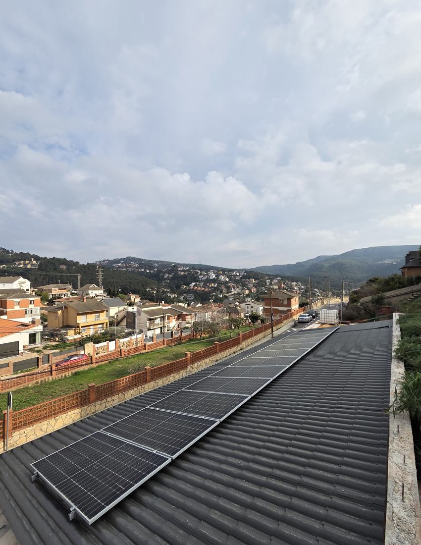 Instalación de placas solares en cubierta