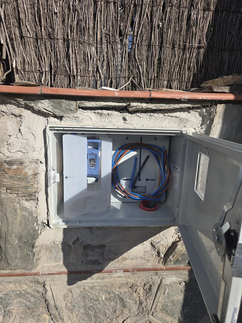 Acometida eléctrica en fachada de piedra