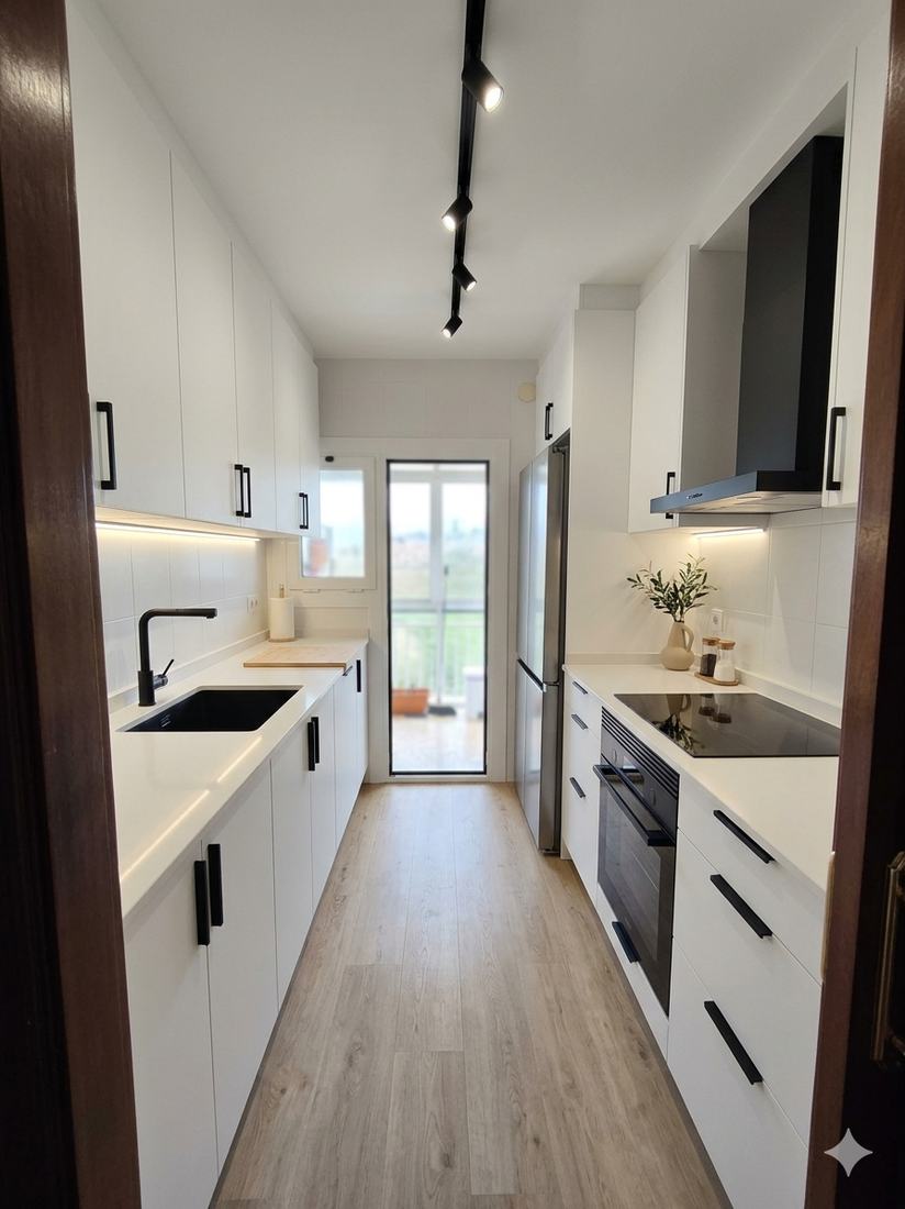 Cocina reformada en blanco