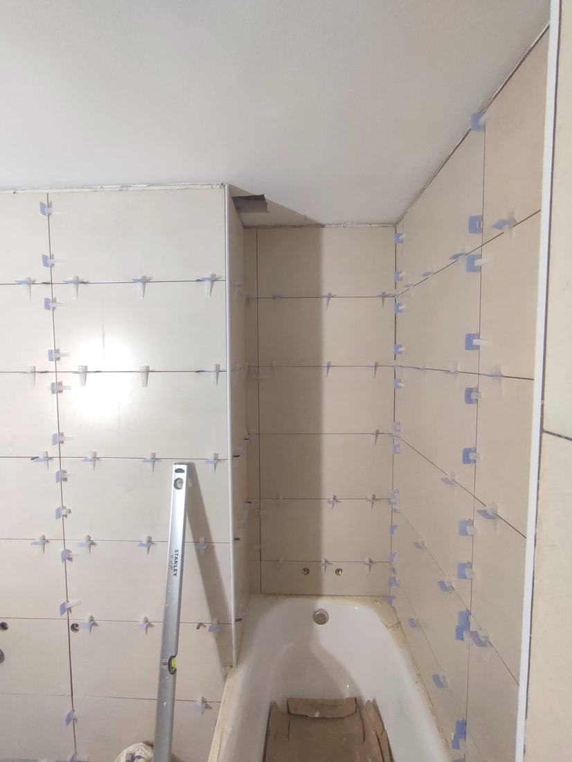 Baño en obra, alicatado de paredes
