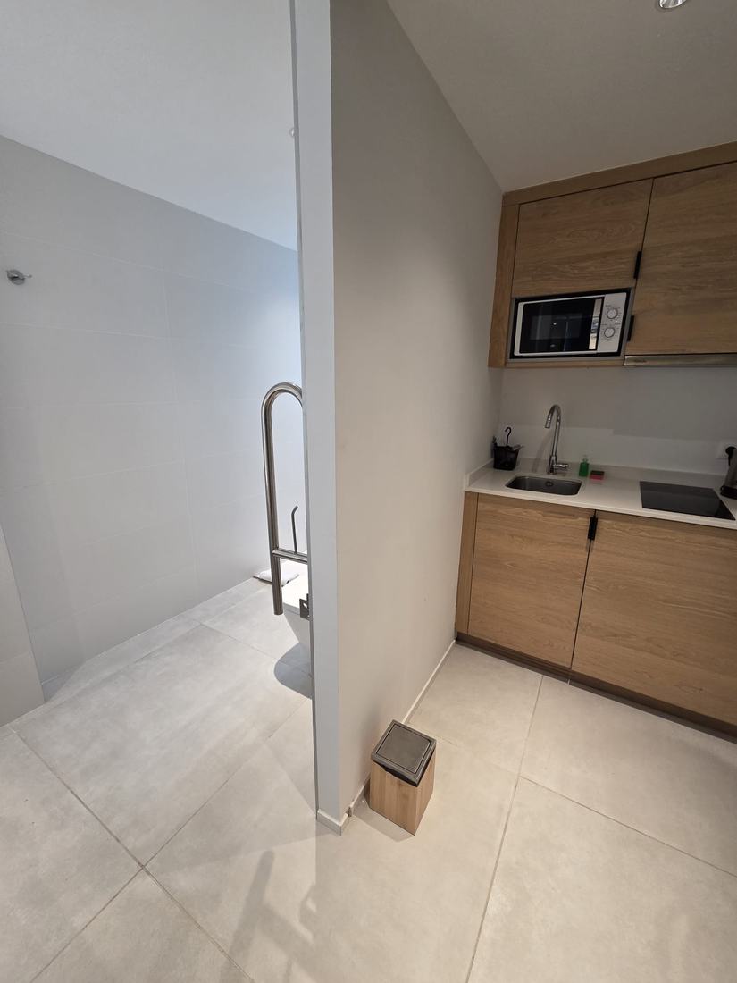 Baño adaptado junto a office con kitchenette