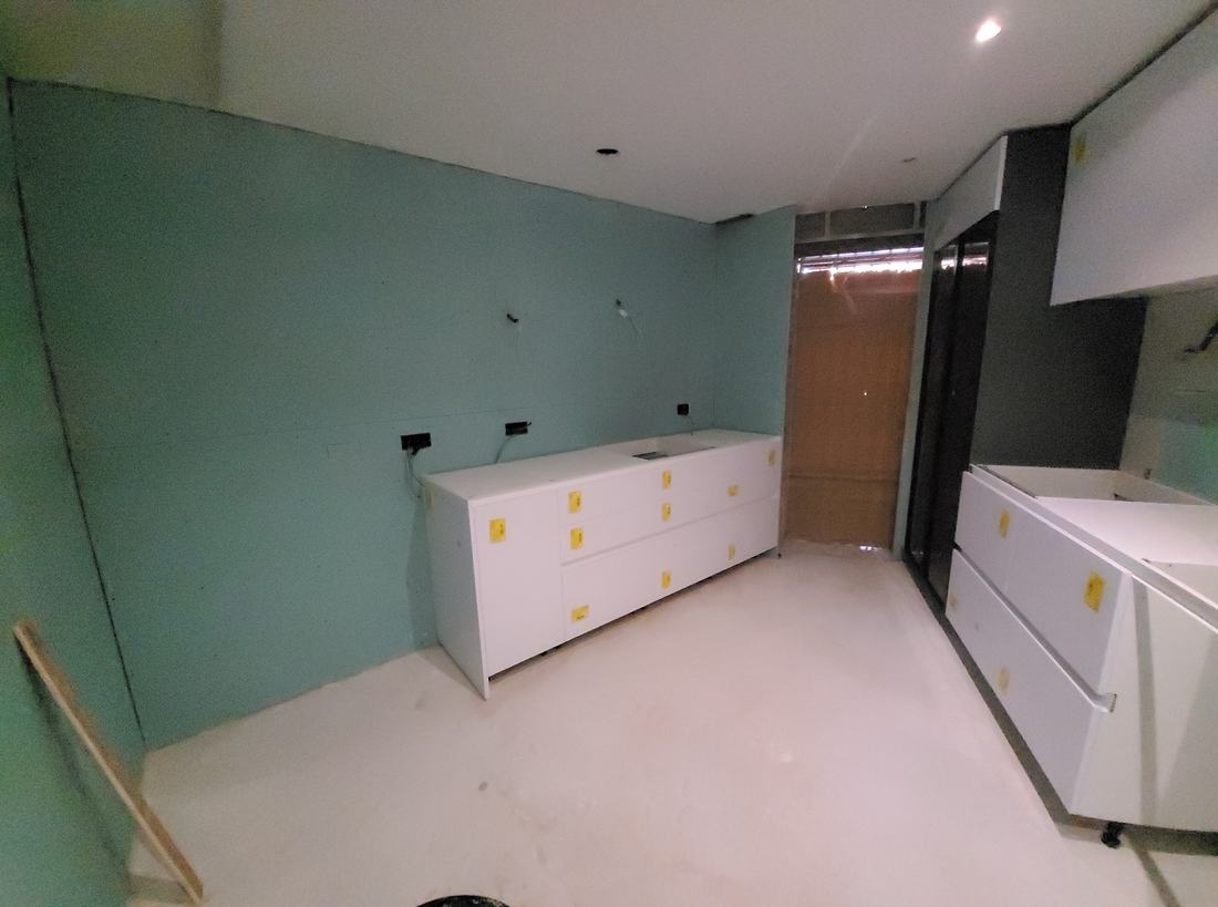 Local en obra con mobiliario a medida instalado