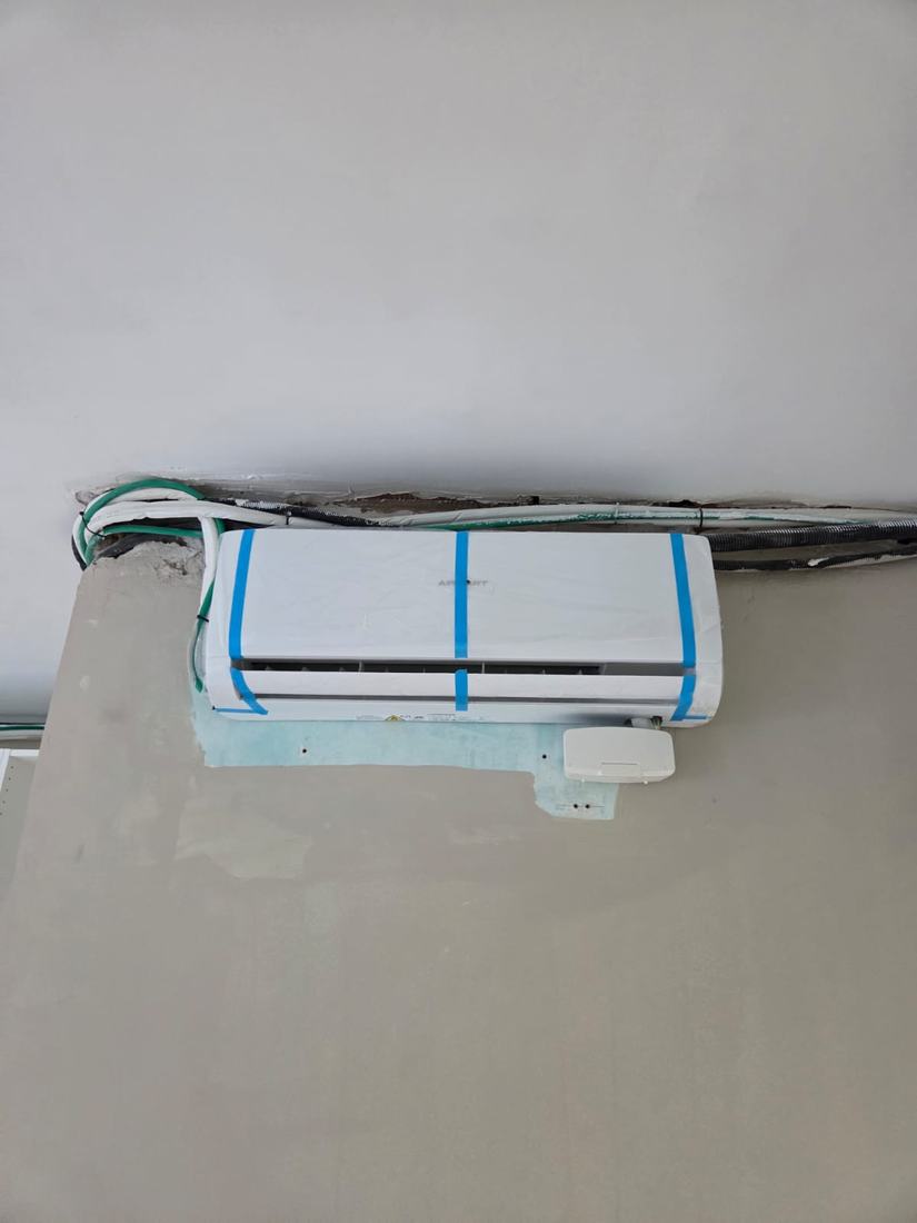 Equipo de aire acondicionado recién instalado con film protector
